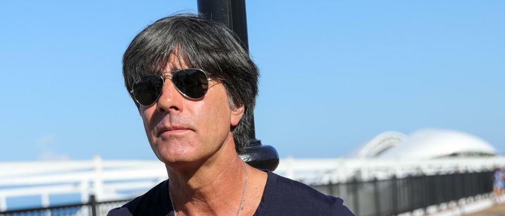 Posieren am Wasser: Bundestrainer Joachim Löw während der Vorrunde in Sotschi.