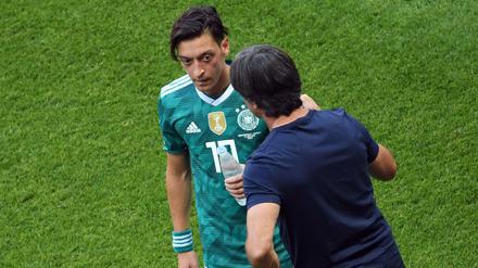 Beratungsresistenz? Schüchterne Körpersprache? Diese Eigenschaften unterstellen viele Zuschauer Mesut Özil und geben ihm damit die Mitschuld am Scheitern der deutschen Nationalmannschaft.