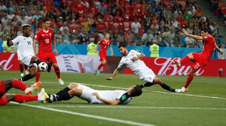 Der passt: Blerim Dzemaili (r) aus der Schweiz erzielt das Tor zum 1:0. 