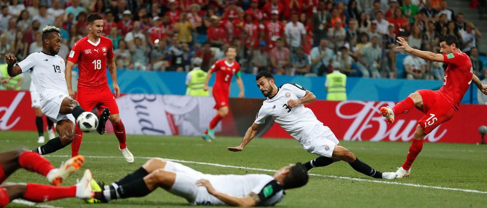 Der passt: Blerim Dzemaili (r) aus der Schweiz erzielt das Tor zum 1:0. 
