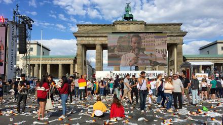 Kurz nach Spielende sind nur noch wenige Besucher auf der Fanmeile vor dem Brandenburger Tor.