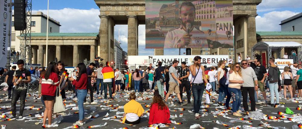 Kurz nach Spielende sind nur noch wenige Besucher auf der Fanmeile vor dem Brandenburger Tor.