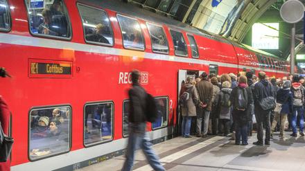 Überfüllte Züge sind für Pendler in Berlin und Brandenburg Alltag.
