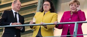 Bundesfinanzminister Olaf Scholz (SPD), SPD-Chefin Andrea Nahles Kanzlerin Angela Merkel (CDU) vor dem Koalitionsausschuss auf einem Balkon des Bundeskanzleramts.