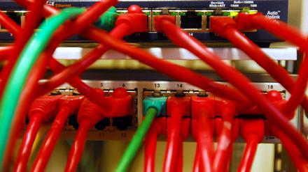 Blick in das Unternehmen AVM in Alt-Moabit 95 in Berlin Mitte Fotografiert wurde der Hersteller der Fritzbox für die Rubrik "Made in Berlin" von Berlin Maximal. Zu sehen ist das Gebäude vom gegenüberliegenden Spreeufer, Entwickler von Hard- und Software bei der Arbeit sowie einige Modelle der alten Fritzbox sowie des alten USB-Sticks der Fritzbox
Unternehmen, Unternehmer, Software, Hardware, Kabel, Computer, Tastatur, Maus, Technologie

Foto: Kitty Kleist-Heinrich