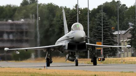 Ein Eurofighter rollt zum Start.