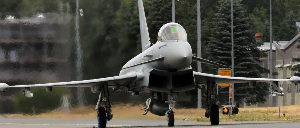 Ein Eurofighter rollt zum Start.