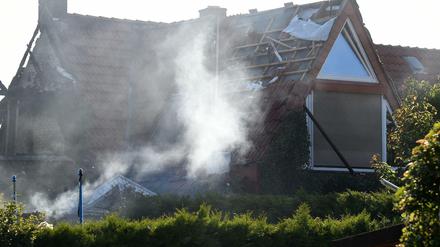 Rauch liegt über einem bei einer Explosion zerstörten Dachgeschoss eines Wohnhauses in Bremen.