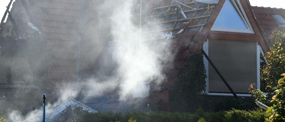 Rauch liegt über einem bei einer Explosion zerstörten Dachgeschoss eines Wohnhauses in Bremen.