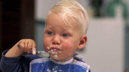 Bloß nicht füttern. Beim Baby-led Weaning soll das Kind ganz allein essen, sobald es etwas in die Hand nehmen kann.