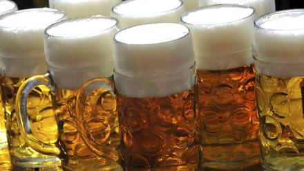 Maßkrüge in einem Biergarten (Symbolbild)
