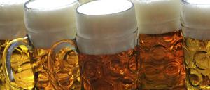 Maßkrüge in einem Biergarten (Symbolbild)