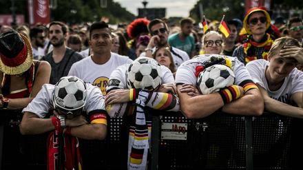 Enttäuschung auf der Fanmeile vor dem Brandenburger Tor nach dem Aus gegen Südkorea