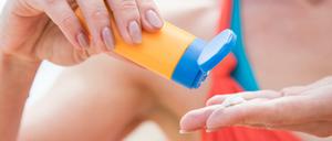 Rund drei Esslöffel Sonnencreme braucht man pro Eincremen.