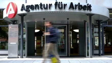 Die Zahl der Arbeitslosen sinkt im Juni auf rund 2,28 Millionen. 