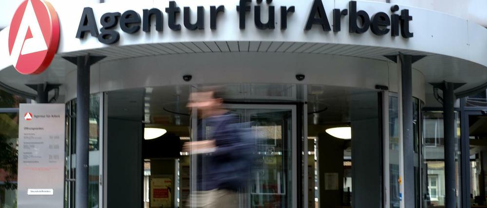 Die Zahl der Arbeitslosen sinkt im Juni auf rund 2,28 Millionen. 