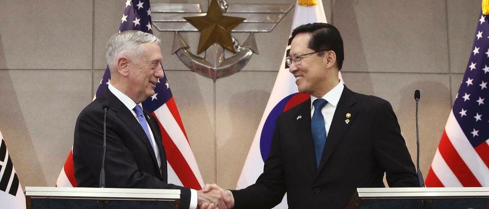 James Mattis, Verteidigungsminister der USA, gemeinsam mit Song Young-moo, Verteidigungsminister von Südkorea, in Seoul.