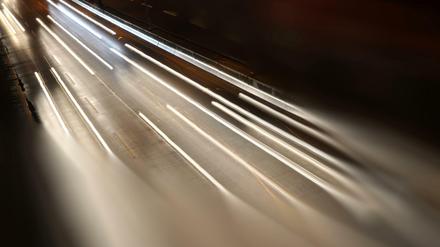 Autos fahren auf der Stadtautobahn A 100 in Berlin.