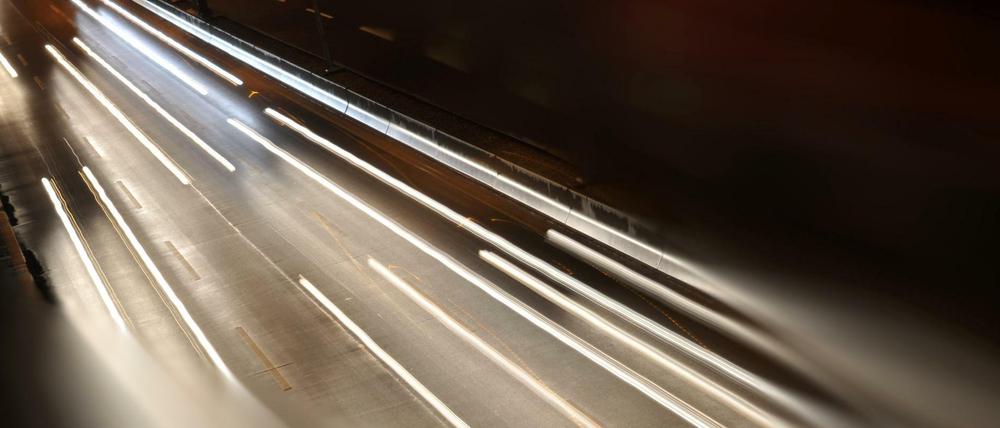 Autos fahren auf der Stadtautobahn A 100 in Berlin.