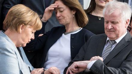 Wenigstens die Uhren gehen gleich: Fünf vor zwölf.