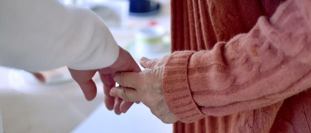 In Deutschland fehlen Fachkräfte für die Pflege.