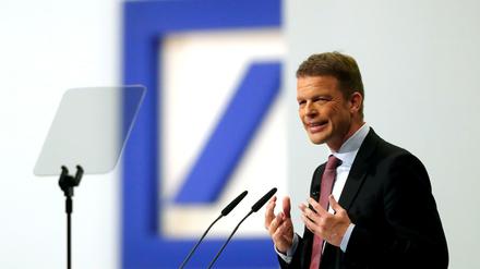Die Strategie von Christian Sewing, dem neuen CEO der Deutschen Bank, überzeugt Anleger bisher nicht.