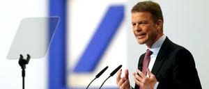 Die Strategie von Christian Sewing, dem neuen CEO der Deutschen Bank, überzeugt Anleger bisher nicht.