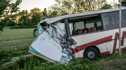 Busunfall in Schleswig-Holstein: Bei dem Zusammenstoß sind 46 Menschen verletzt worden.