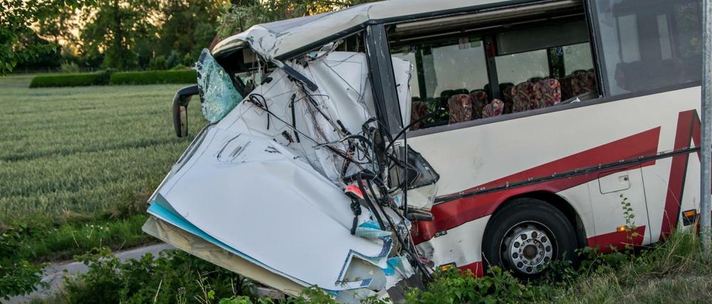 Busunfall in Schleswig-Holstein: Bei dem Zusammenstoß sind 46 Menschen verletzt worden.