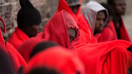 Migranten aus Afrika im Hafen der südspanischen Stadt Tarifa 