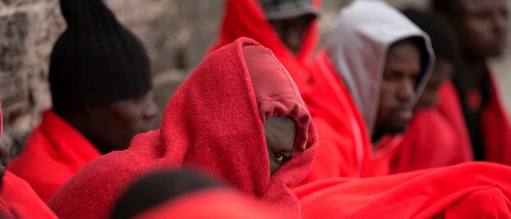 Migranten aus Afrika im Hafen der südspanischen Stadt Tarifa 