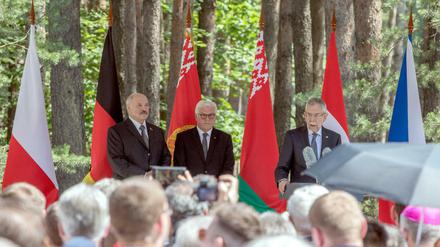 Bundespräsident Frank-Walter Steinmeier (Mitte, SPD), der weißrussische Staatspräsident Alexandr Lukaschenko (links) und Österreichs Bundespräsident Alexander Van der Bellen sprechen bei der Eröffnung der Gedenkstätte Malyj Trostenez.