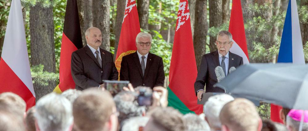 Bundespräsident Frank-Walter Steinmeier (Mitte, SPD), der weißrussische Staatspräsident Alexandr Lukaschenko (links) und Österreichs Bundespräsident Alexander Van der Bellen sprechen bei der Eröffnung der Gedenkstätte Malyj Trostenez.