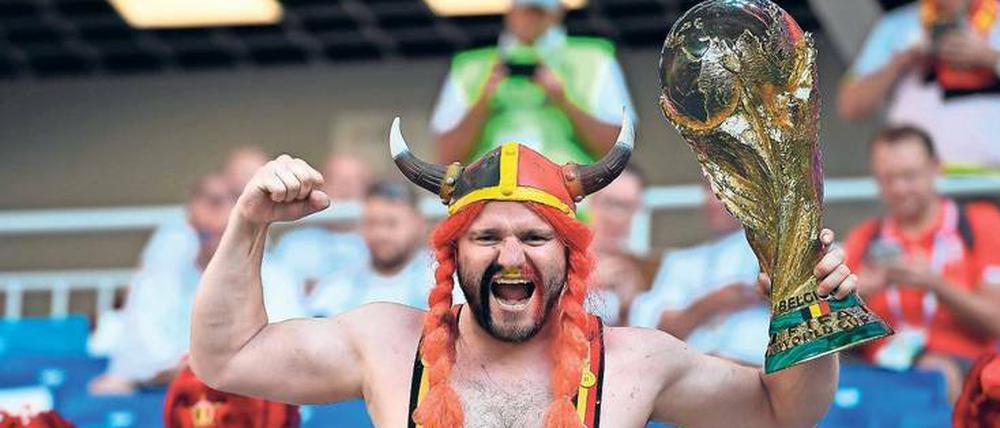 Stark wie Obelix. Dieser Fan aus Belgien glaubt an den Titel - den Pokal hat er schon in der Hand.