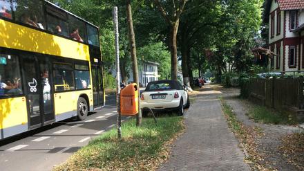 Hier sollten Parktaschen und ein Bürgersteig entstehen, der Radweg sollte auf die Straße gestrichelt werden.