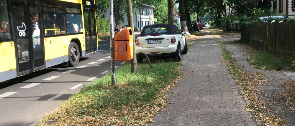 Hier sollten Parktaschen und ein Bürgersteig entstehen, der Radweg sollte auf die Straße gestrichelt werden.