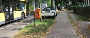 Hier sollten Parktaschen und ein Bürgersteig entstehen, der Radweg sollte auf die Straße gestrichelt werden.