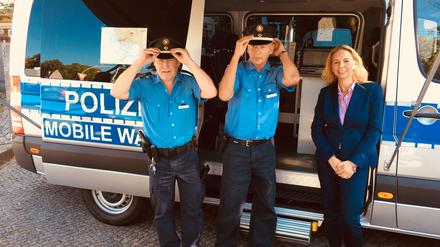 Hut ab oder Hut auf ... zur Inbetriebnahme kam sogar die Chefin nach Staaken: Polizeipräsidentin Barbara Slowik.