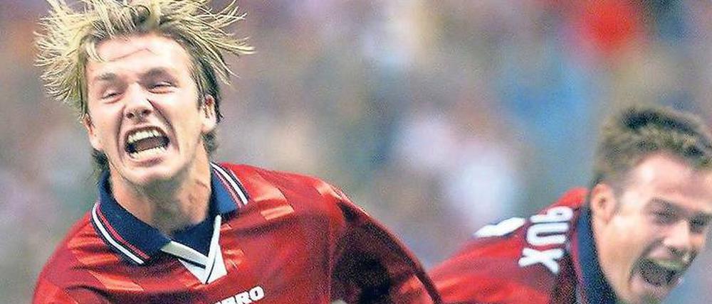 Selten gesehen: David Beckham (l.) ließ 1998 im Vorrundenspiel gegen Kolumbien seine Strähnchen tanzen.