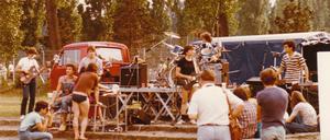 Der erste Rocktreff im Mariendorfer Volkspark nahm sich bescheiden aus. Abou-Dakn ist rechts im Bild im gestreiften Shirt am Mikrofon zu sehen.