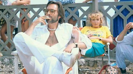 Ganz in Weiß. Helmut Dietl kultivierte den bodenständigen Lebemann. Hier entspannt er sich bei den Dreharbeiten zu „Der ganz normale Wahnsinn“ (1979). Zwei Jahre später feierte er mit „Monaco Franze“ den Durchbruch. 