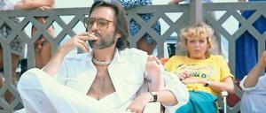 Ganz in Weiß. Helmut Dietl kultivierte den bodenständigen Lebemann. Hier entspannt er sich bei den Dreharbeiten zu „Der ganz normale Wahnsinn“ (1979). Zwei Jahre später feierte er mit „Monaco Franze“ den Durchbruch. 