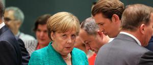 Bundeskanzlerin Angela Merkel spricht mit dem österreichischen Regierungschef Sebastian Kurz beim EU-Gipfel in Brüssel. 