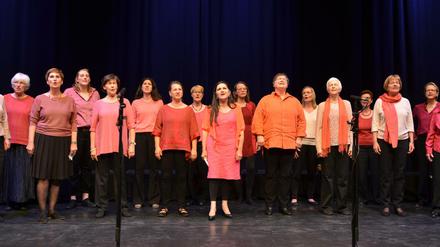 In Aktion: Die Singfrauen bei einem Auftritt in Berlin.