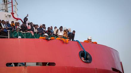 Flüchtlinge kommen im italienischen Salerno an. 