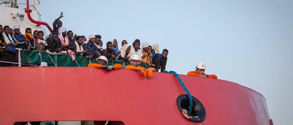 Flüchtlinge kommen im italienischen Salerno an.