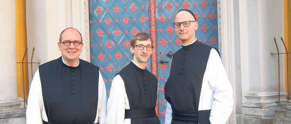 Die Zisterzienser Pater Simeon, Frater Aloysius und Pater Kilian (von links) bringen neues Leben ins Kloster Neuzelle. Und Spiritualität in die Niederlausitz.