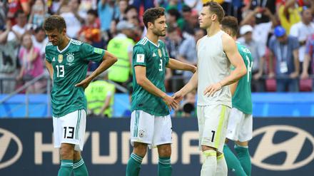 Manuel Neuer (rechts) und seine Teamkollegen Jonas Hector und Thomas Müller müssen das Aus noch aufarbeiten.