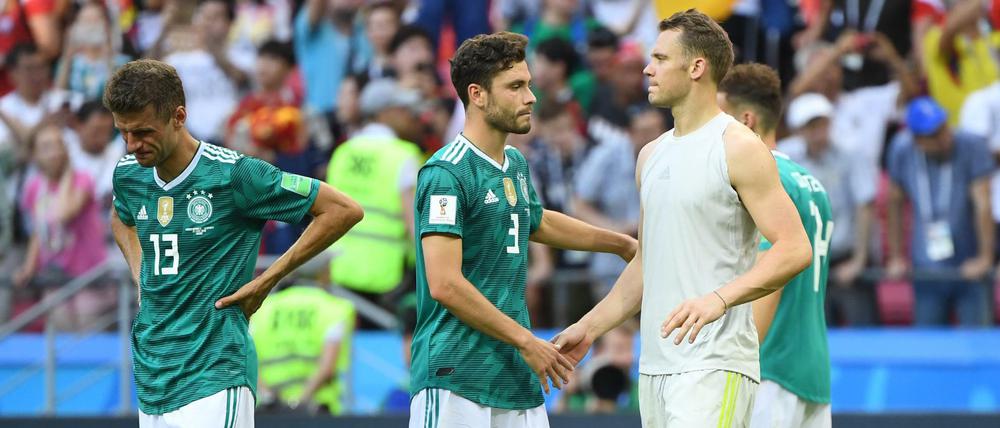 Manuel Neuer (rechts) und seine Teamkollegen Jonas Hector und Thomas Müller müssen das Aus noch aufarbeiten.