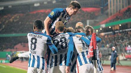 Jubeltraube. Beim letzten Duell zwischen Hertha BSC und dem 1. FC Nürnberg im Pokal-Achtelfinale 2015 freuten sich ausschließlich die Gäste.